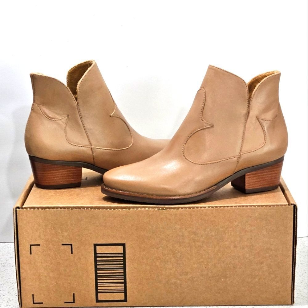 Walking Cradle boots, genuine leather, made in Brazil. Size 5 New